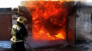 У Львові в гаражі згоріли навантажувачі та трактор