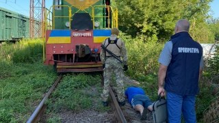 Працівники Львівської залізниці щомісяця крали до 30 тонн пального