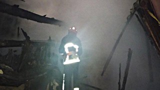На Яворівщині згорів дах господарської будівлі
