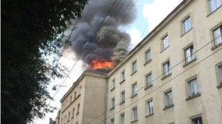 На вулиці Шота Руставелі у Львові горить житловий будинок