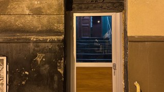 У Львові мешканці самовільно замінили історичну браму на металопластикові двері