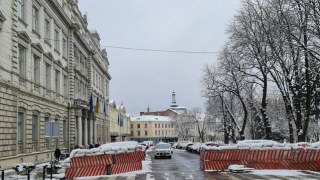 Біля будівлі Львівської ОДА встановили блокпости