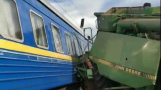 Комбайн врізався у пасажирський поїзд на Львів