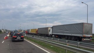 360 вантажівок чекають на перетин українсько-польського кордону в Краківці