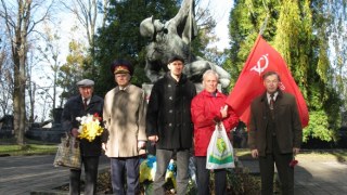 Антифашисти з червоним прапором відзначили День визволення України від фашистських загарбників у Львові