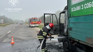 На Яворівщині згоріла вантажівка