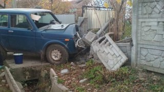 На Яворівщині автівка в'їхала у огорожу: є травмовані