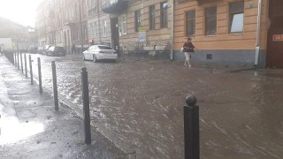 У Львові негода повалила дерева та затопила декілька вулиць (оновлено)