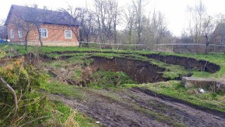 На Львівщині біля житлового будинку утворилося карстове провалля