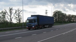 На Львівщині через спеку обмежили рух вантажівок