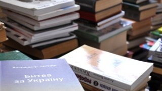 "Молодь за зміни" відправляє українські книжки на Схід