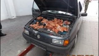 Щоб провезти м'ясо в Україну, чоловік сховав його в моторний відсік автомобіля