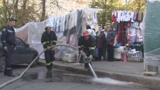 У центрі Львова ледь не вибухнув автомобіль через витік бензину (ВІДЕО)