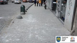 У Львові штукатурка з аварійного будинку травмувала пішохода