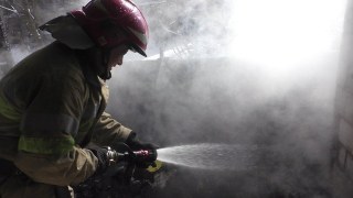 12 рятувальників гасили пожежу у львівській триповерхівці