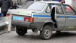 У Львові викрадені міліцейські автомобілі трощили та намагалися завести зі штовханця