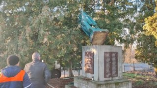 У Красному демонтували пам'ятник радянському солдату