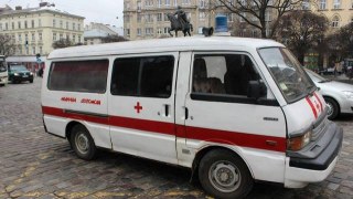 У Львові біля "Арсену" на жінку впав вуличний стовп