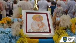 Ікона з краплиною крові Івана Павла ІІ прибула до Львові