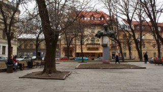 Поліція затримала двох невідомих під час спроби демонтажу пам'ятника Тудору у Львові (ОНОВЛЕНО)