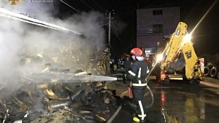 У селі поблизу Львова згоріла будівля з автонавантажувачем