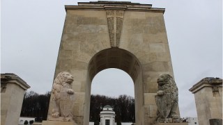 На львівському Цвинтарі орлят туристи не дають спокою скульптурам левів