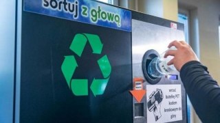 В Україні у громадських місцях планують встановити автомати для збору пластикових пляшок