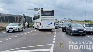 Поблизу Львова у ДТП з чотирма авто та автобусом постраждала людина