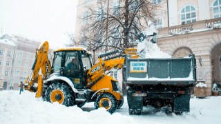 На вулиці Львова виїхало 34 одиниці снігоприбиральної техніки