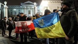 Поляки та українці пікетували консульство Росії у Варшаві
