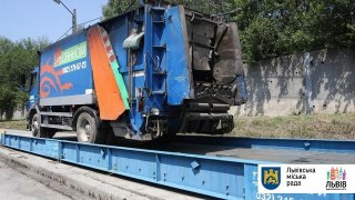 Львівське сміття перед вивозом зважують цілодобово