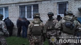 На Львівщині п'ятеро іноземців викрали банківський термінал