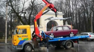 Евакуатори повернуть на вулиці Львова