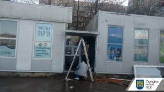 Власника МАФів на вулиці Княгині Ольги зобов'язали демонтувати незаконну конструкцію