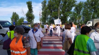 На Миколаївщині медики перекрили трасу на Львів через заборгованість із зарплати