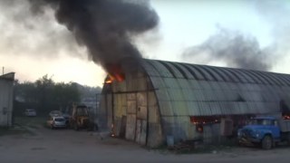 У Львові вщент згорів ангар з автівками