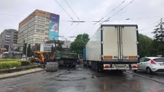 Вантажівка перекрила рух на кільці Чорновола у Львові