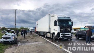 На Пустомитівщині легковик врізався у вантажівку: є загиблий