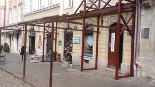 Металеві каркаси серед площі Ринок: як у Львові готуються до сезону літніх майданчиків
