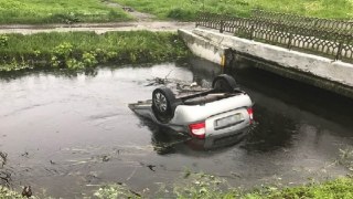 На Львівщині ледь не втонула автівка