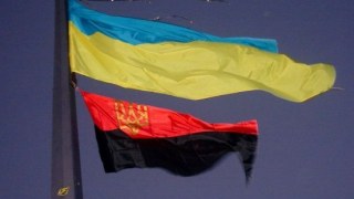 Бандерівські прапори, які підняли біля Львівської облради, зникли