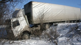 Людина травмувалася під колесами вантажівки на Львівщині