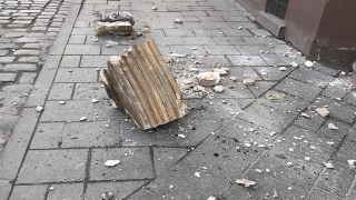 У Львові з будинку обвалилася 150 кілограмова бетонна брила