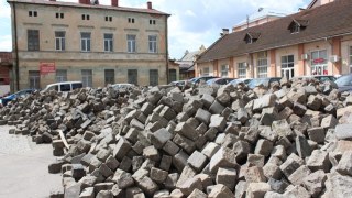Львівводоканал придбає 700 м² кам'яної бруківки
