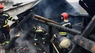 13 рятувальників гасили пожежу у будівлі на Пустомитівщині