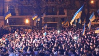 На львівському євромайдані продовжує мітингувати близько трьох тисяч осіб (ВІДЕО)