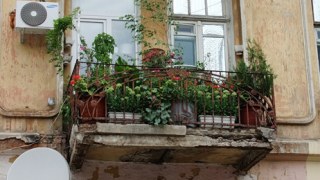 У Львові жінку травмував уламок балкону, який випав з другого поверху