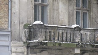 У Львові через аварійний балкон чоловік впав з 3 поверху