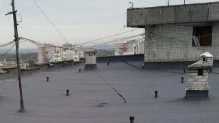 У Львові негода пошкодила дві зупинки транспорту та позpивала дахи у восьми будинках