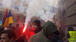 Активісти залишили бруківку біля Нацполіції Львівщини і запалили димові шашки (оновлено)